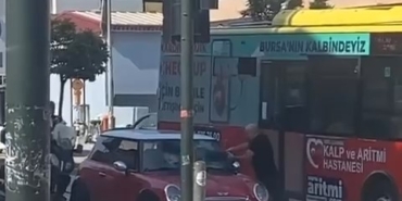 Polislerin ceza yazmasına sinirlendi, aracını parçaladı