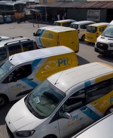 PTT’nin dağıtım araçlarıyla halı saha maçına geldiler