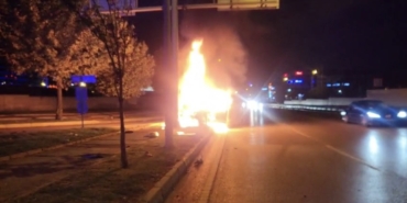 Refüje dalan sürücü camdan fırladı, araç alev topuna döndü