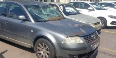 Sakarya’da çürüyen ağaç devrildi, 4 araç hasar gördü