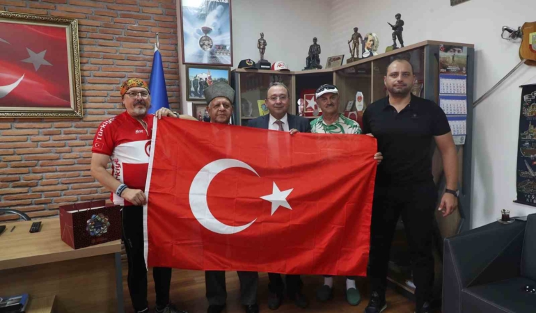 Sakarya’da kahraman gaziler unutulmadı: Şanlı Türk Bayrağı hediyesiyle vefa örneği