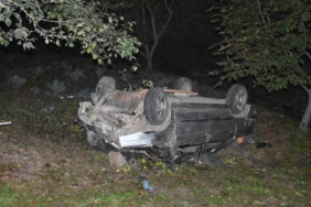 Sakarya’da kontrolden çıkan otomobil şarampole yuvarlandı: 2 yaralı