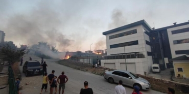 Sakarya’da korkutan yangın: Mahalleli sokağa döküldü