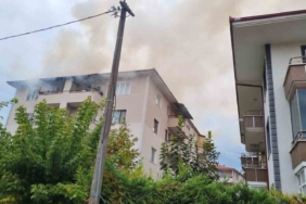 Sakarya’da şehir merkezinde korkutan yangın: Mahalleli sokağa döküldü