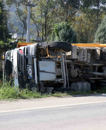 Sakarya’da toprak yüklü kamyon yol kenarına devrildi: 1 yaralı