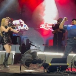 Sanatçı Derya Uluğ’un sahnesinde zabıtanın dans şovu