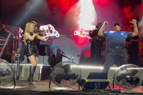 Sanatçı Derya Uluğ’un sahnesinde zabıtanın dans şovu