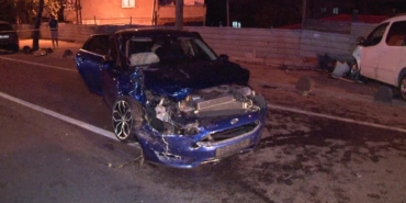 Sancaktepe’de 2 araç kafa kafaya çarpıştı: 2’si çocuk 6 ağır yaralı