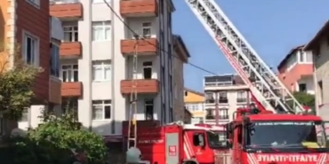 Sancaktepe’de 5 katlı binanın çatı katındaki daire alev alev yandı