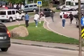 Sandalyeler, tekmeler havada uçuştu: Meydan muharebesini aratmayan kavga kamerada