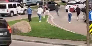 Sandalyeler, tekmeler havada uçuştu: Meydan muharebesini aratmayan kavga kamerada