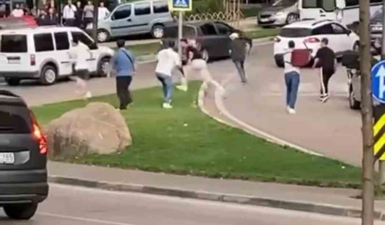 Sandalyeler, tekmeler havada uçuştu: Meydan muharebesini aratmayan kavga kamerada