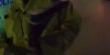 Şehit polis Şeyda Yılmaz için denetim yapan polislere çiçek verdi