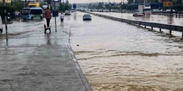 Sel suları yolu trafiğe kapattı, İstanbul’a D-100’den ulaşım kesildi