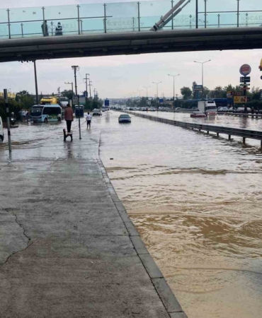 Sel suları yolu trafiğe kapattı, İstanbul’a D-100’den ulaşım kesildi