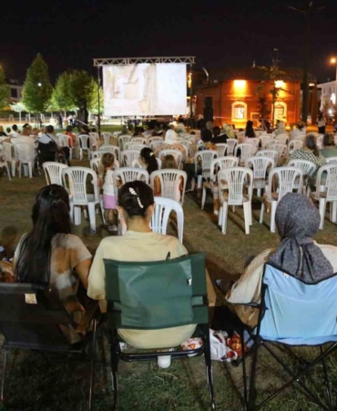 Serdivan açık hava film gösterimleri devam ediyor