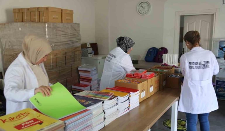 Serdivan Belediyesi’nden öğrencilere kırtasiye desteği