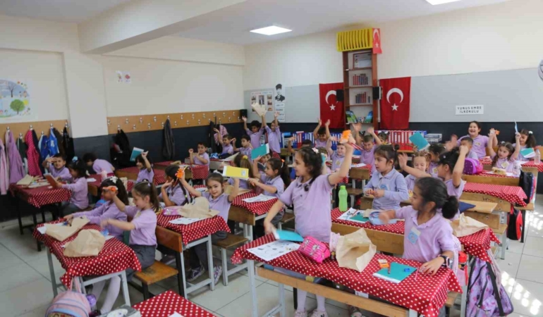 Serdivan’da öğrencilere kırtasiye seti hediye edildi