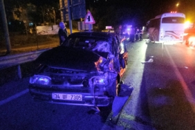 Servis minibüsü ile otomobil çarpıştı: Araçta sıkışan sürücüyü itfaiye kurtardı