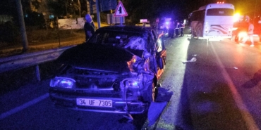 Servis minibüsü ile otomobil çarpıştı: Araçta sıkışan sürücüyü itfaiye kurtardı