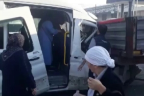 Servis minibüsü park halindeki tıra çarptı: 4 yaralı