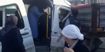 Servis minibüsü park halindeki tıra çarptı: 4 yaralı