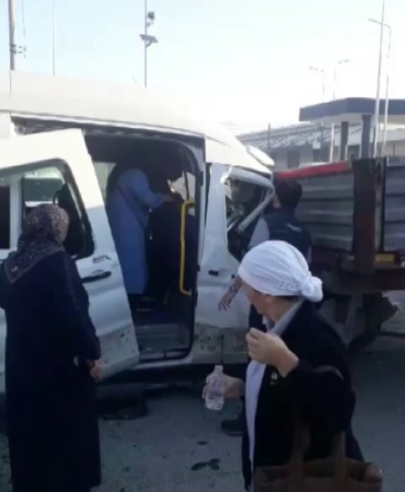 Servis minibüsü park halindeki tıra çarptı: 4 yaralı