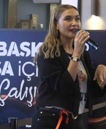 Şevval Sam yeni plağını Bursa’da tanıttı