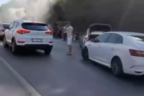 Seyir halindeki aracın motoru alev alev yandı