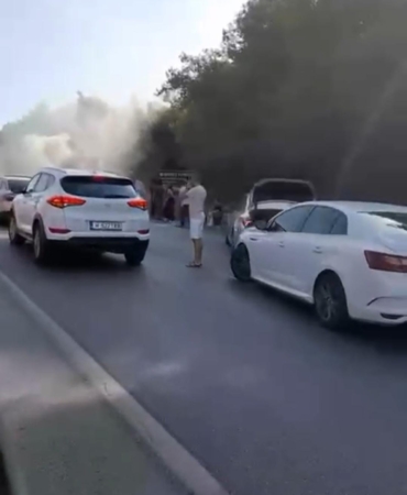 Seyir halindeki aracın motoru alev alev yandı