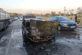 Seyir halindeki otomobil alevlere teslim oldu