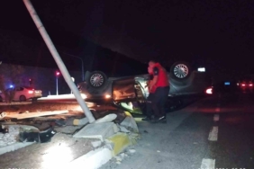 Sıkıştığı araçtan itfaiye kurtardı