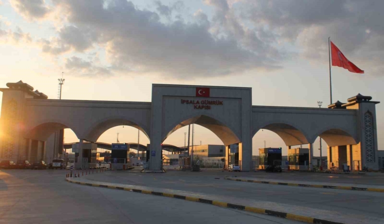 Sınırda dehşet saçmıştı: Polise satırla saldıran Yunan sürücü tutuklandı