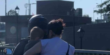 Şişli’de motosiklet üzerinde kucağında çocukla tehlikeli yolculuk kamerada