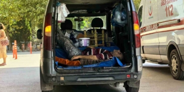 Spiralle ahşap keserken kendini yaraladı