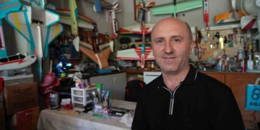 Strafor usta ellerde model uçağa dönüştü