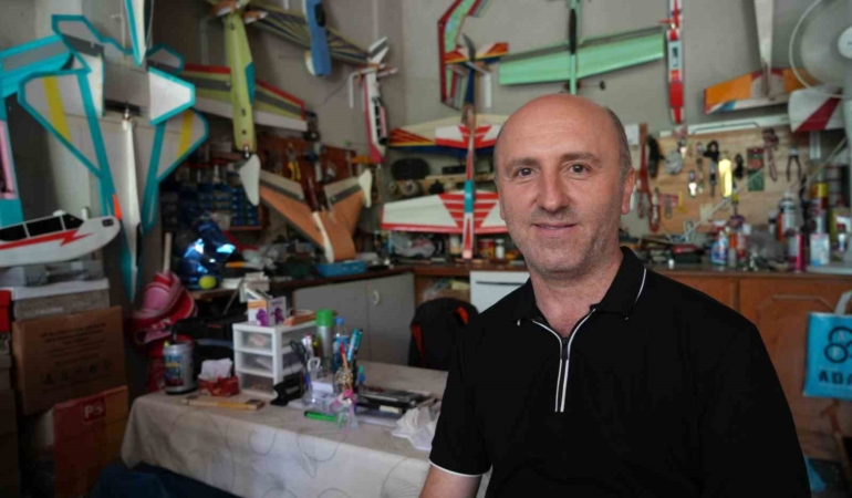 Strafor usta ellerde model uçağa dönüştü
