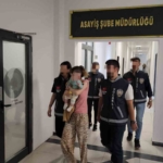 Suç makinesi kucağında bebekle tutuklandı
