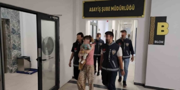 Suç makinesi kucağında bebekle tutuklandı