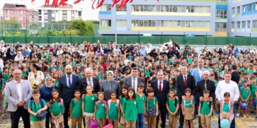 Sultanbeyli Belediyesi öğrencilere kırtasiye seti dağıttı