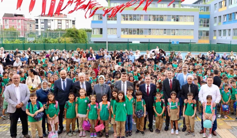 Sultanbeyli Belediyesi öğrencilere kırtasiye seti dağıttı