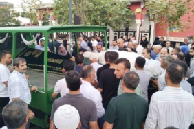 Sultanbeyli’de 1 TL indirim için öldürülen baba ve kız son yolculuğuna uğurlandı