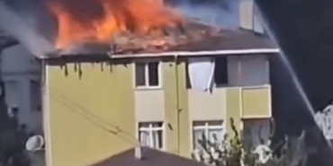 Sultanbeyli’de apartmanın çatısı alev alev yandı