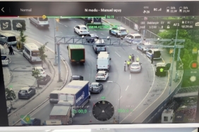 Sultanbeyli’de denetimde sürücüler drondan sesli komut ile uyarıldı.