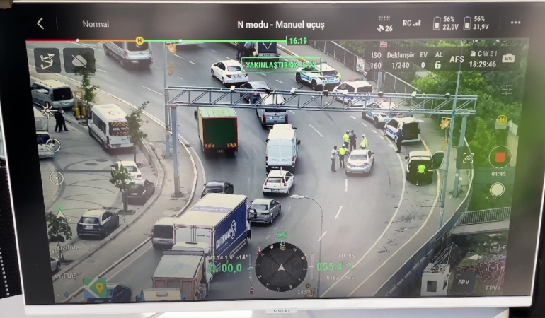 Sultanbeyli’de denetimde sürücüler drondan sesli komut ile uyarıldı.