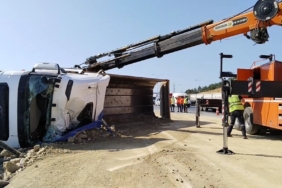 Sultanbeyli’de hafriyat yüklü kamyon devrildi: 1 yaralı