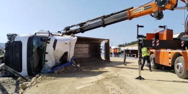 Sultanbeyli’de hafriyat yüklü kamyon devrildi: 1 yaralı