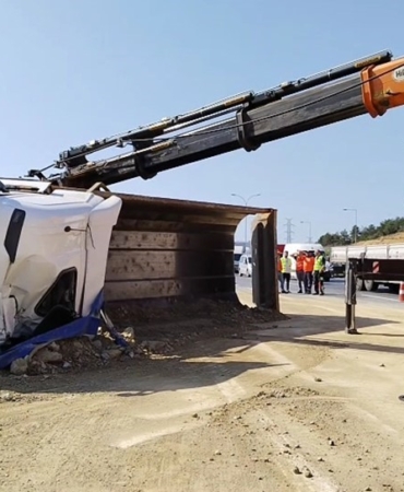 Sultanbeyli’de hafriyat yüklü kamyon devrildi: 1 yaralı