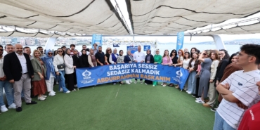 Sultangazi Belediyesi’nden üniversiteyi kazanan öğrenciler için Boğaz turu