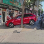 Sultangazi’de faciadan dönüldü: Fren yerine gaza basan sürücü marketin önüne düştü